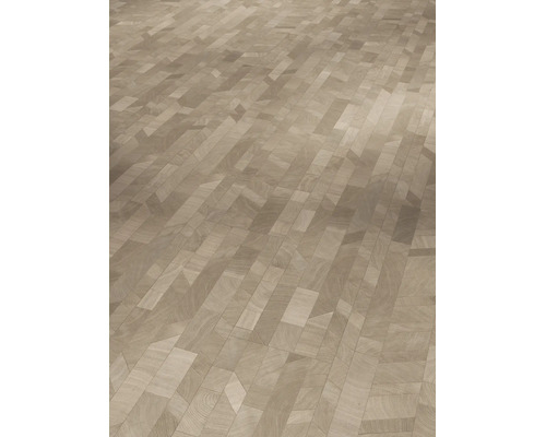 Parkettgolv av ljust trä med ett geometriskt mosaikmönster.