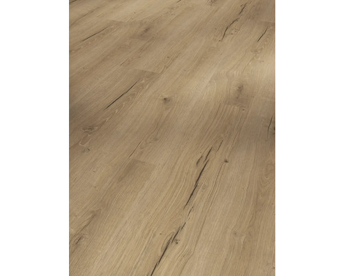 Laminatgolv i eklook med tydlig trästruktur, kvistar och sprickor i lantlig plankstil.