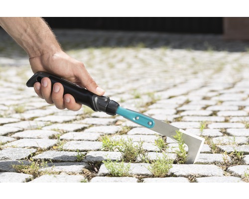 Fogbort används på gatsten för att ta bort ogräs