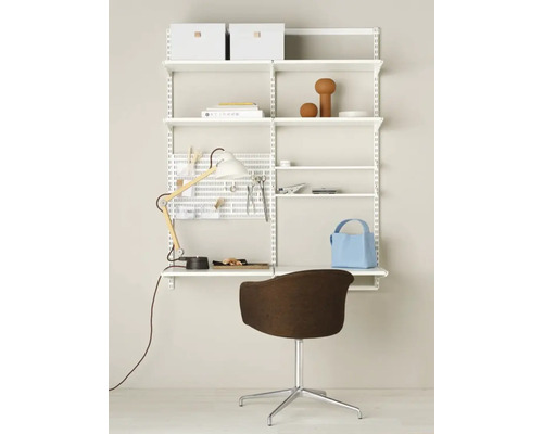 Väggmonterat hyllsystem med skrivbord, verktygstavla, hyllor och kontorsstol i en ljus och organiserad arbetsmiljö. Väggmonterat hyllsystem med skrivbord, verktygstavla, hyllor och kontorsstol i en ljus och organiserad arbetsmiljö.