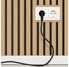 Akustikpanel av träribbor med integrerat dubbeluttag och ansluten strömkabel.
