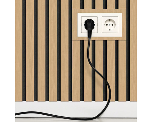 Akustikpanel av träribbor med integrerat dubbeluttag och ansluten strömkabel.