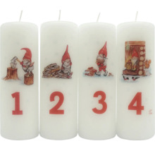 Set med fyra vita adventsljus med röda siffror ett till fyra och motiv av tomtar som hugger ved och vilar.
