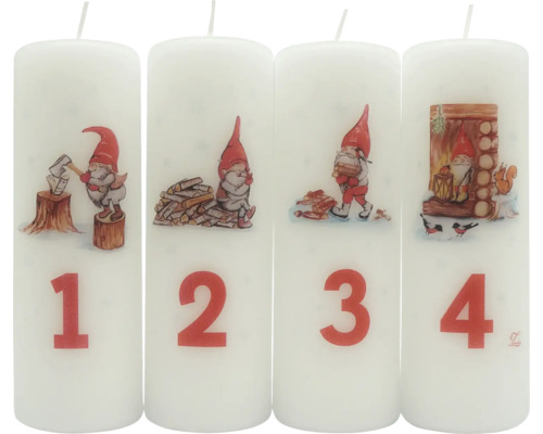 Set med fyra vita adventsljus med röda siffror ett till fyra och motiv av tomtar som hugger ved och vilar.
