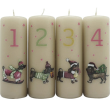 Uppsättning av fyra cremefärgade adventsljus numrerade ett till fyra, dekorerade med juliga taxar och små stjärnor.