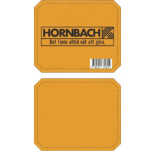 Märke med Hornbach Logo och slogan Det finns alltid nåt att göra samt ett otryckt märke med dekorativ söm.