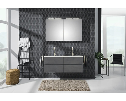 Modern badrumsserie med grå kommod för dubbla tvättställ, två blandare, stort spegelskåp och vägg med geometriskt mönster.