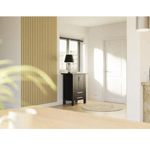 Ljust, modernt rum med väggpaneler av träribbor, mörkt träskåp med bordslampa, rund matta och vit dörr.