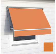 Orange fönstermarkis med fallarmar, monterad ovanför ett fönster på en träfasad.
