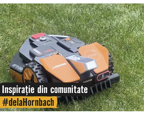 En robotgräsklippare Worx Landroid Vision i arbete på en välskött gräsmatta.