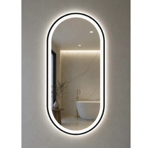 Oval badrumsspegel med svart ram och LED-belysning. I spegeln syns ett ljust, modernt badrum med en marmorvägg.
