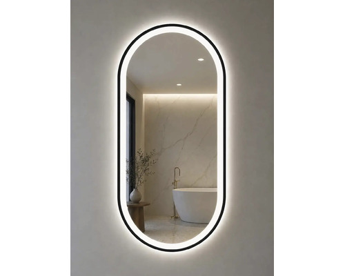 Oval badrumsspegel med svart ram och LED-belysning. I spegeln syns ett ljust, modernt badrum med en marmorvägg.