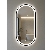 Oval LED-badrumsspegel med svart ram och beröringssensor. Speglingen visar ett ljust, modernt badrum med fristående badkar.