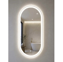 Oval badrumsspegel med LED-belysning runt om i ett modernt badrum med fristående badkar.