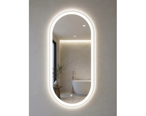 Oval badrumsspegel med LED-belysning runt om i ett modernt badrum med fristående badkar.