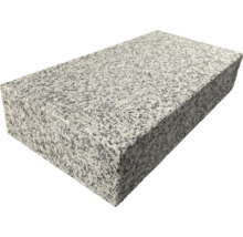 Rektangulär granitsten med finprickig yta för trädgård och murbyggnation.