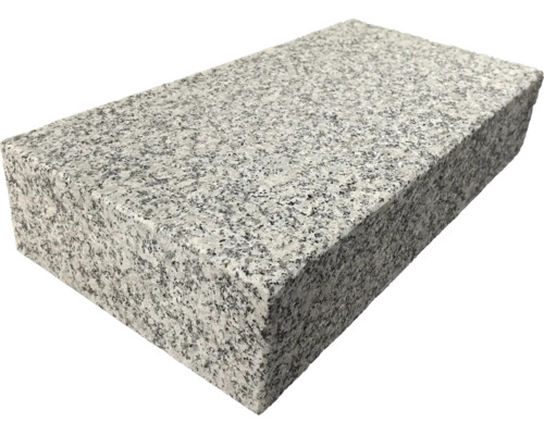 Rektangulär granitsten med finprickig yta för trädgård och murbyggnation.
