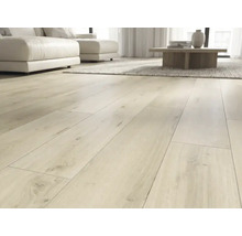 Ljust laminatgolv i eklook lagt som plankgolv i ett modernt, ljust vardagsrum med vit soffa.