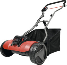 Einhell batteridriven vertikalskärare med rött hölje, stora framhjul, styrhandtag och svart uppsamlare.