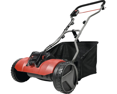 Einhell batteridriven vertikalskärare med rött hölje, stora framhjul, styrhandtag och svart uppsamlare. Einhell batteridriven vertikalskärare med rött hölje, stora framhjul, styrhandtag och svart uppsamlare.