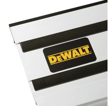 Detaljvy av en styrskena med DeWalt Logo och glidremsor.