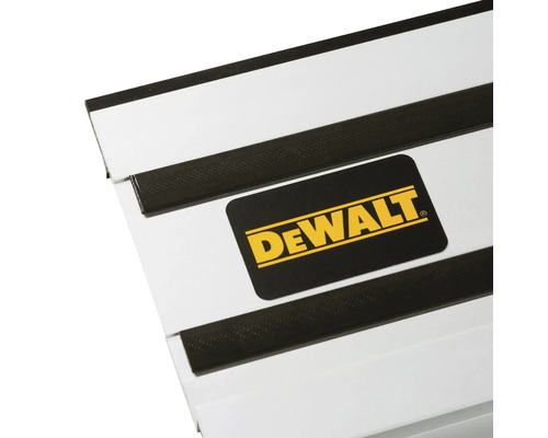 Detaljvy av en styrskena med DeWalt Logo och glidremsor.