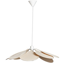 Modern taklampa med blomformad skärm i neutralt utförande för snygg rumsbelysning.