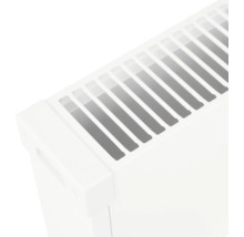 Platt radiator av metall för effektiv värmefördelning i bostadsutrymmen.