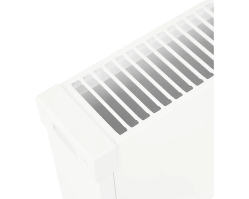 Platt radiator av metall för effektiv värmefördelning i bostadsutrymmen.