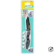 Wolfcraft fällkniv i blisterförpackning med användningsexempel och piktogram för fritidsaktiviteter. (Image AI modified or generated)