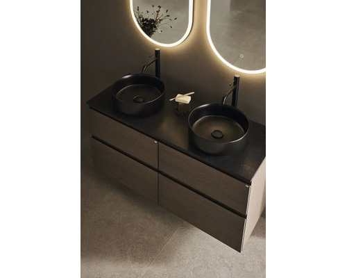 Modernt dubbelt tvättställ med träskåp, svarta tvättställ på bänkskiva och LED-speglar i ett elegant badrum.