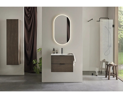 Modernt badrum med tvättställsskåp i träimitation, oval spegel med LED-belysning och öppen duschhörna.