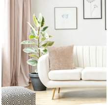 Vardagsrum med modern soffa, beige kudde, krukväxt och geometrisk sittpuff i en ljus och ombonad inredning.