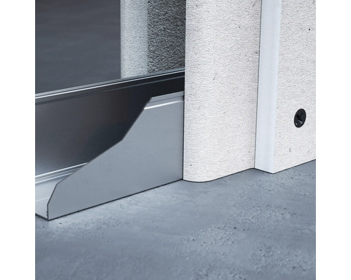 Detaljvy av en golvprofil för gipsväggar med metallprofil och fäst väggskiva.