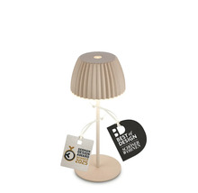 Modern bordslampa med plisserad skärm och utmärkelserna German Design Award 2025 samt Best of Design Schoener Wohnen