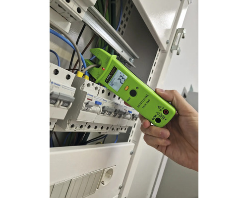 En elektrisk strömtång från KPS som används för att mäta strömmen i en kabel i ett säkringsskåp.