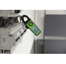En KPS strömtång mäter den elektriska strömmen vid en säkringslåda.