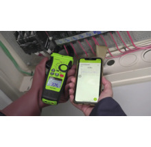 KPS strömtång för mätning av elektriska värden i en kopplingsdosa med trådlös dataöverföring till en smartphone.