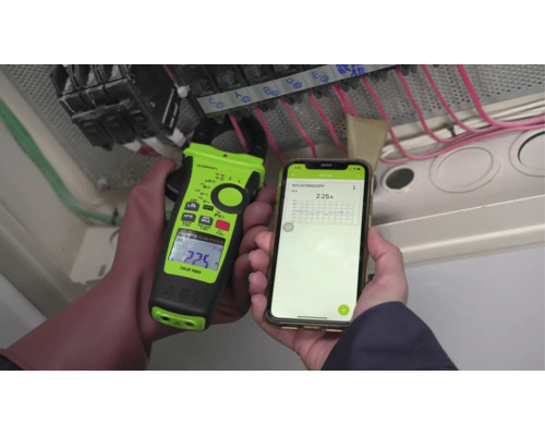 KPS strömtång för mätning av elektriska värden i en kopplingsdosa med trådlös dataöverföring till en smartphone.