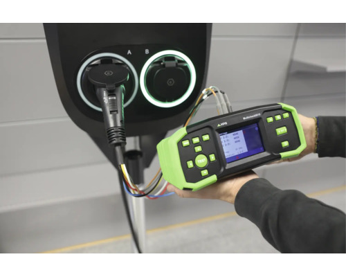KPS Multicheck 6010 elinstallationstestare vid testning av en laddstation för elbilar