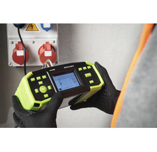 En hantverkare testar ett vägguttag med en KPS Multicheck 6010 testare.