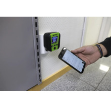 KPS Fastcheck 810 RCD testare med appanslutning för överföring av mätdata till en smartphone.