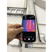 Smarttelefon med ansluten värmekamera för mätning av kablar i en kabelränna.
