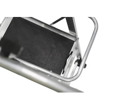 Detaljvy av en hylla av metall på en aluminiumstege