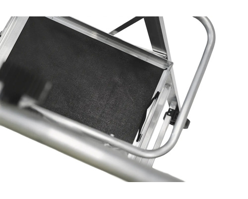 Detaljvy av en hylla av metall på en aluminiumstege