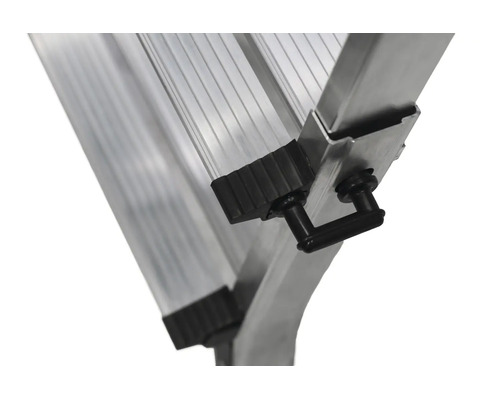 Detaljvy av låsmekanismen på en aluminiumstege med plastelement