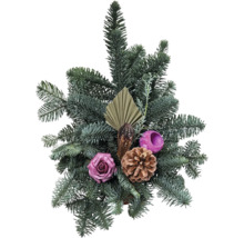 Jularrangemang av grankvistar med kottar, blomma och dekorativa element för vinterdekoration