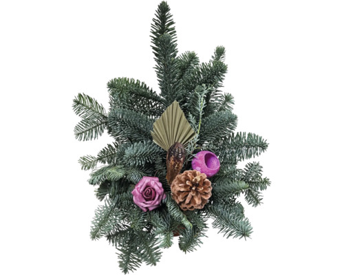 Jularrangemang av grankvistar med kottar, blomma och dekorativa element för vinterdekoration