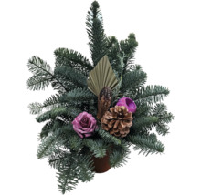 Julgrupp av granris med kottar, torkade blommor och dekorationer i kruka som bordsdekoration