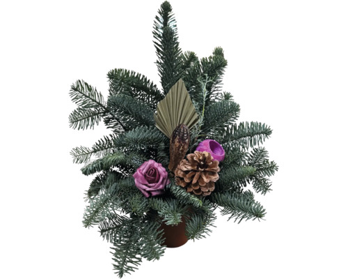 Julgrupp av granris med kottar, torkade blommor och dekorationer i kruka som bordsdekoration